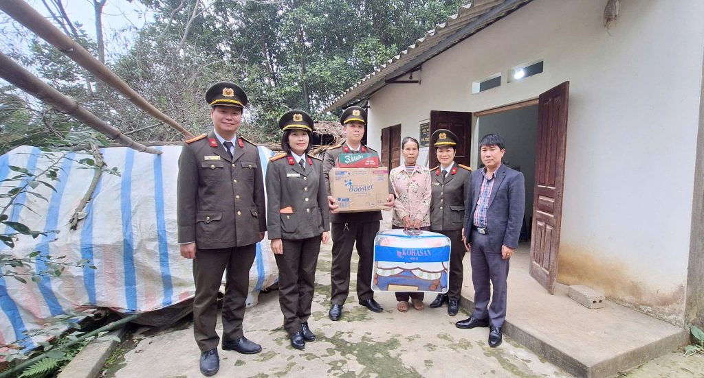 CÔNG AN TỈNH PHÚ THỌ TRAO QUÀ TẠI XÃ MINH HÒA