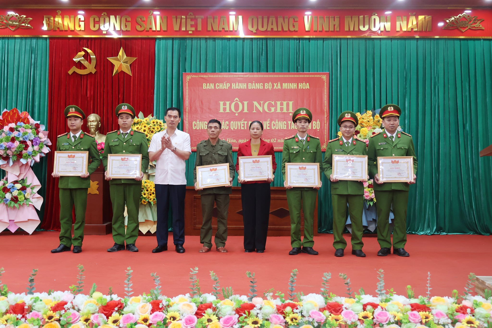 KHEN THƯỞNG CHO TẬP THỂ, CÁ NHÂN CÓ THÀNH TÍCH TRONG ĐẤU TRANH PHÒNG, CHỐNG TỘI PHẠM