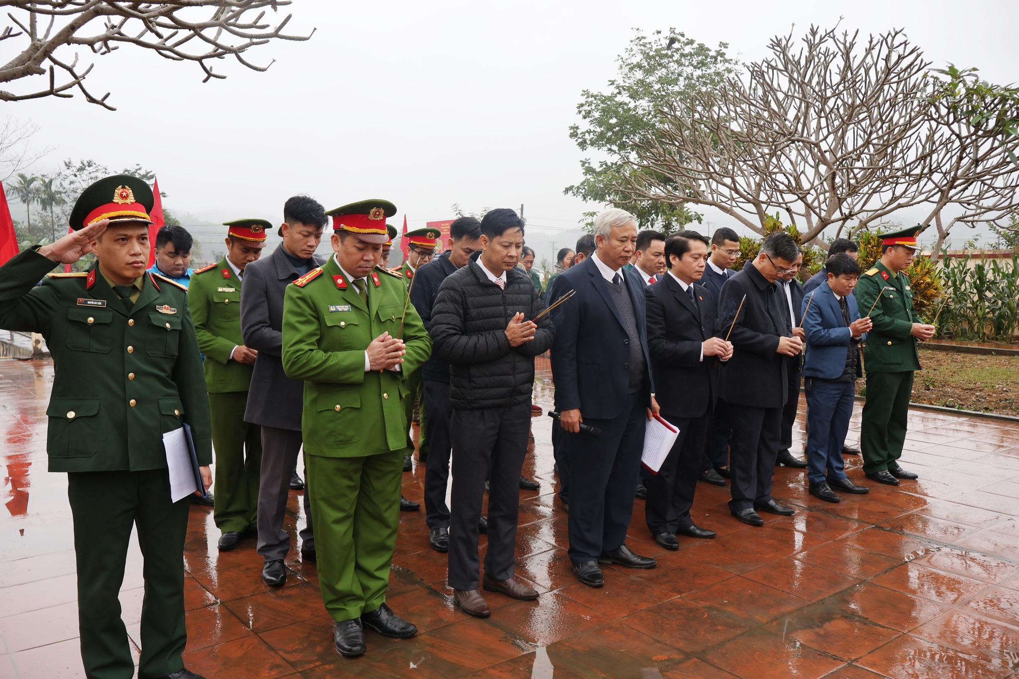 XÃ MINH HÒA VIẾNG ĐÀI TƯỞNG NIỆM CÁC ANH HÙNG LIỆT SĨ VÀ NGHĨA TRANG LIỆT SĨ NHÂN DỊP TẾT NGUYÊN ĐÁN BÍNH NGỌ 2026